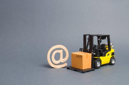 电商平台一辆黄色的叉车在一个电子邮箱附近装着一个纸板箱.